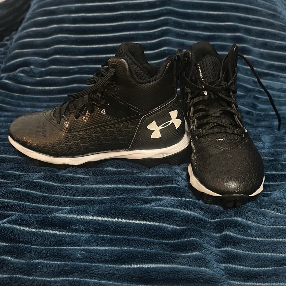 Youth Under Armour Football Cleats Size 3.5Y